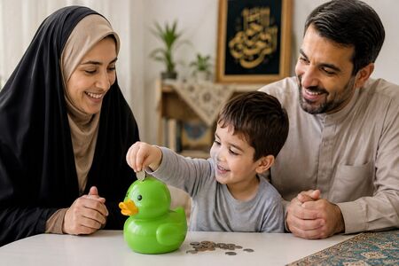  پول‌هایی که والدین برای آینده فرزندان پس‌انداز می‌کنند؛ خمس دارد ؟