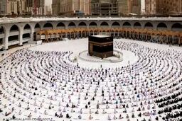 چرا در نماز، باید رو به قبله بایستیم؟