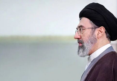 تصویری از نوجوانی رهبر انقلاب در جبهه/ عکس