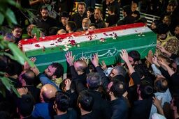 طواف پیکر رهبر انقلاب دور ضریح امام علی (ع)